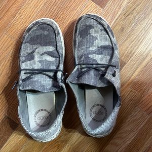 Women’s Size 7 Hey Dudes Camo
